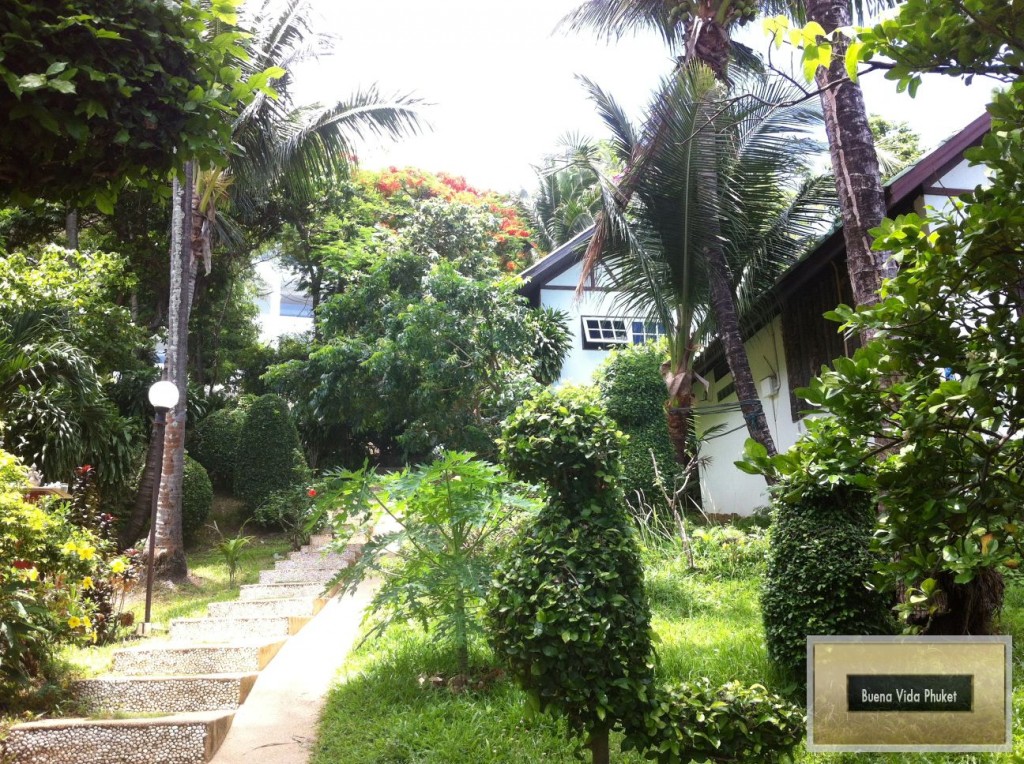 1 bedroom bungalow in the centre of Kata 50m from the beach (2 single bed)