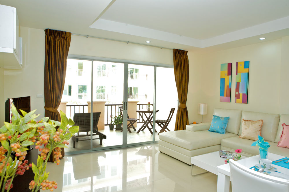 1 bedroom apartment inside pool complex