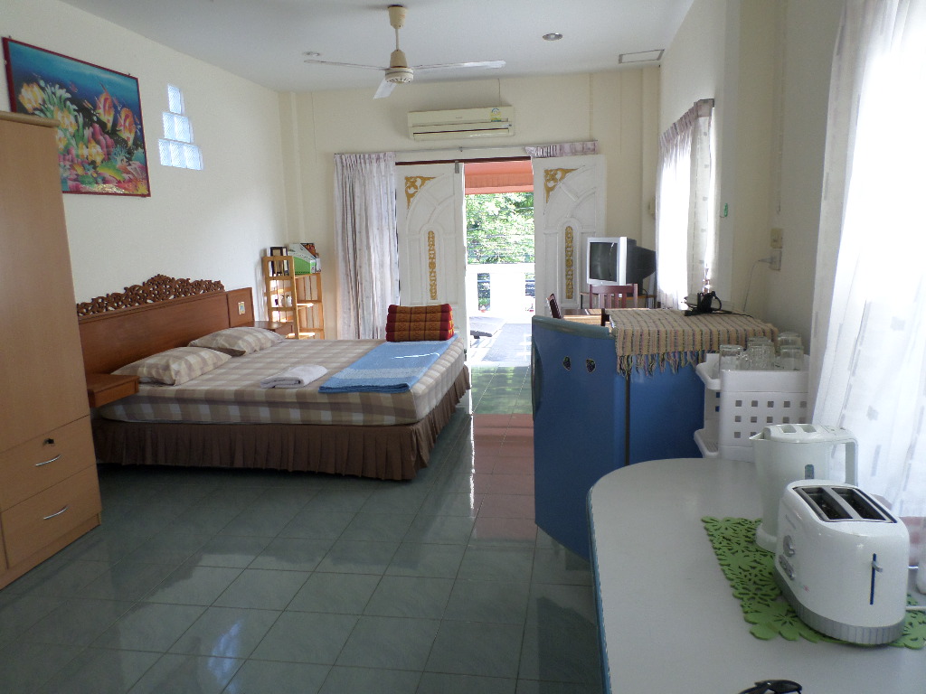 1 bedroom spacious studio in Kata walking distance to the beach