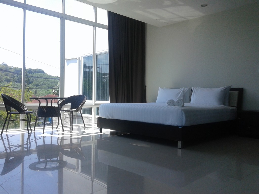 1 bedroom studio apartm walking distance to Nai harn beach .