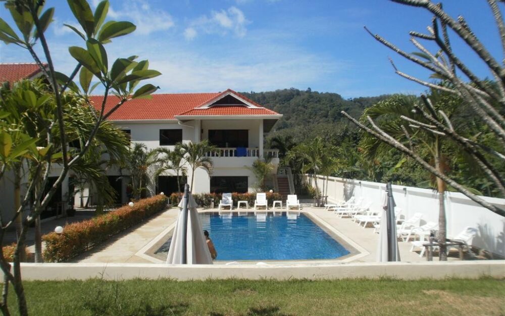 2 bedroom apartment in Nai Harn with common pool