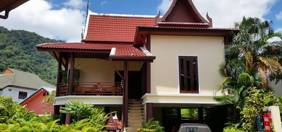 3 bedroom house in Kamala with communal pool