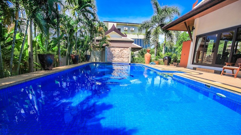 6 bedroom villa in Nai Harn with big garden