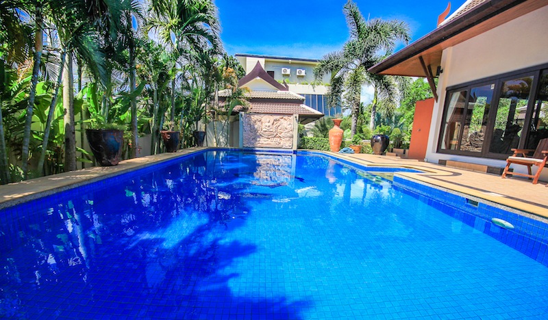 6 bedroom villa in Nai Harn with big garden