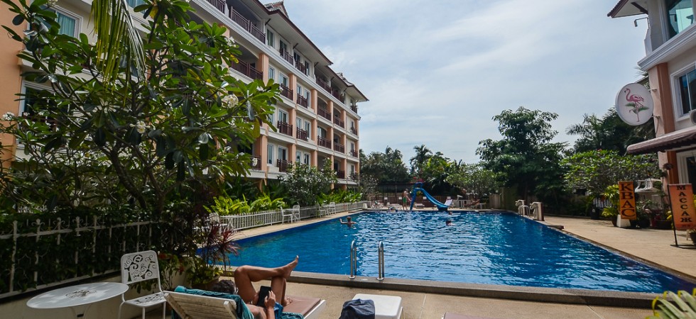 1 bedroom apartment  in Nai Harn pool complex