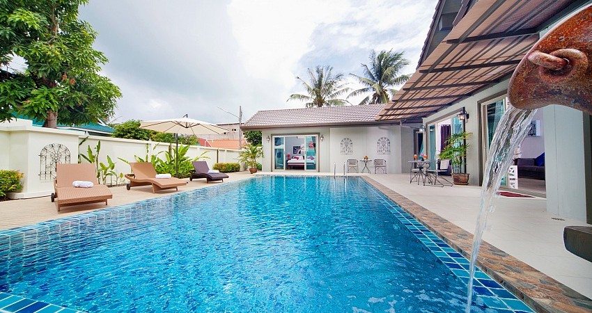 5 bedroom villa walking distance to Nai Yang beach