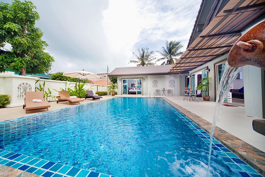 5 bedroom villa walking distance to Nai Yang beach