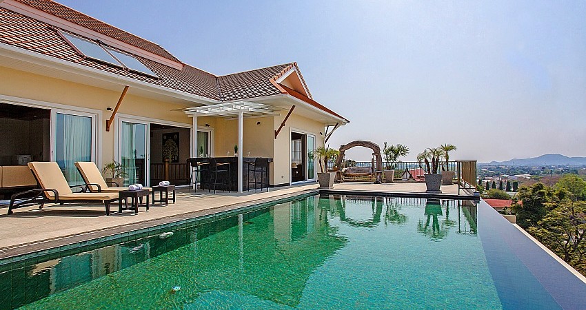 5 bedroom villa with sea view in Chalong