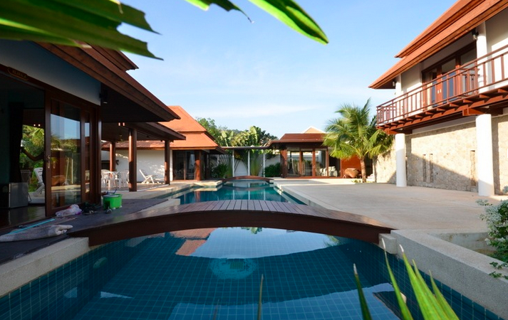 5 bedroom villa in the center of Nai harn