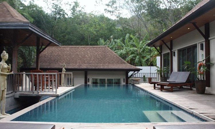 ​4 bedroom pool villa in walking distance to Nai Harn beach